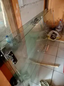 Kaca pintu tempered