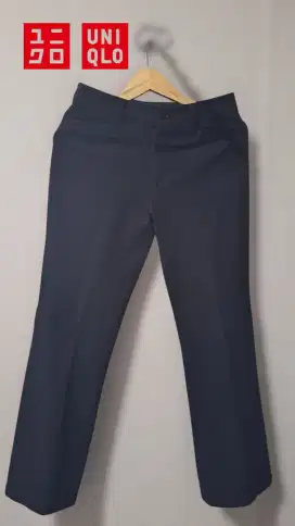 Celana ngantor hitam Uniqlo