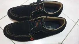 SEPATU PRIA KICKERS