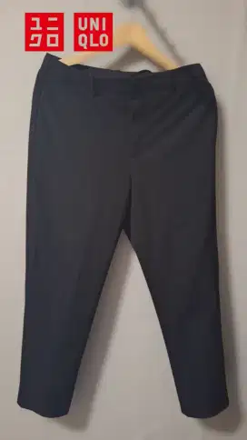 Celana ngantor hitam Uniqlo