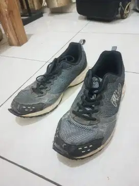 Sepatu FILA Traccia