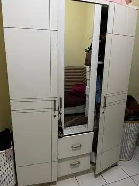 LEMARI PINTU 3 PLUS KACA