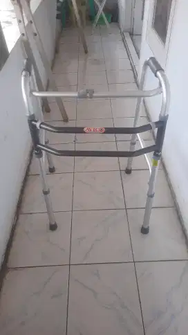 Alat bantu jalan lansia
