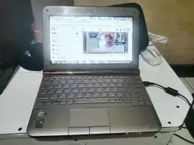 Netbook Toshiba minus batre drob sambil cas