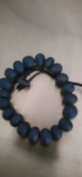 Gelang manik manik dan liontin perunggu
