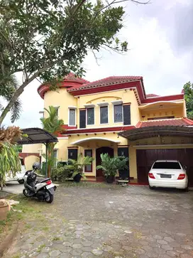 Rumah Mewah Halaman Luas dekat Jalan Kaliurang