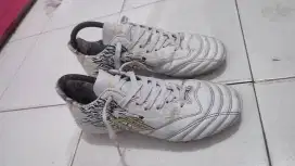 Sepatu bola second
