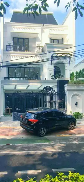 Rumah Baru Modern Clasisic dgn Kolam Renang di Tebet  Jakarta selatan