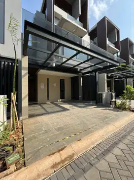 RUMAH STRATEGIS DEKAT JALAN TOL DAN NEMPEL JAKARTA BARAT