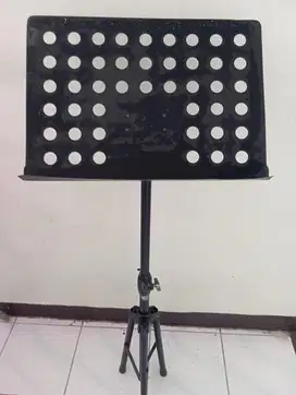 Music stand untuk taruh kertas lagu