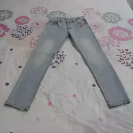 Celana Jeans Pull n Bear Warna Biru Muda Size 32 Slimfit