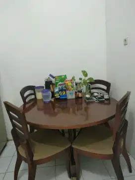 Jual cepat meja makan bundar besar dengan 4 kursi