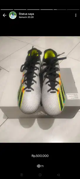 Sepatu bola Adidas