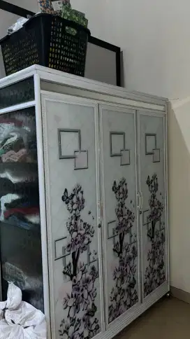 Dijual cepat lemari 3 pintu