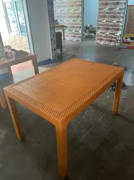 Meja plastik kokoh
