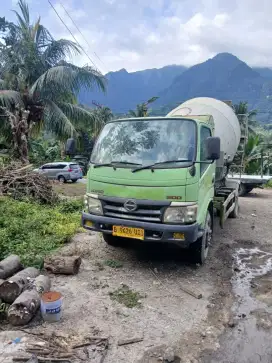 Truck mixer Hino Dutro tahun 2018