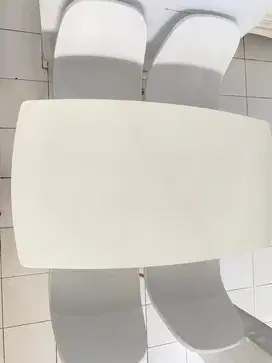 Meja makan Informa