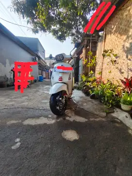 Vespa sprint w putih