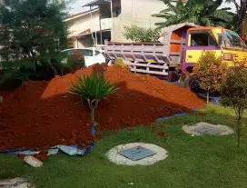 Tanah merah puing bongkaran dan bu4ang sampah proyek