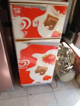 Kulkas bekas Mer Sanyo kead dingin atas bw
