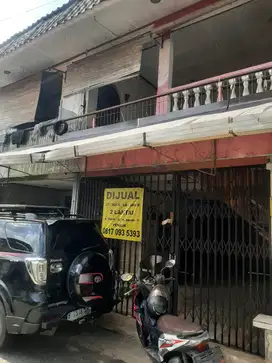 Di jual rumah dengan 25 kamar kos 2 lantai.