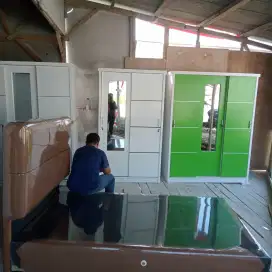 Lemari pakaian pintu geser