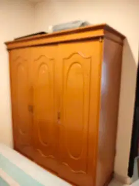 Lemari pakaian tiga pintu