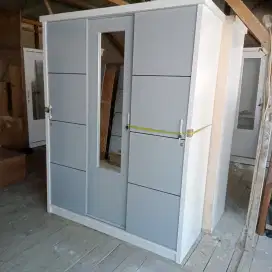 Lemari pakaian pintu geser