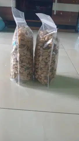 Kacang goreng ,kue,Onde-onde, martmin,dll.