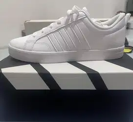 Sepatu Adidas putih ukuran 42