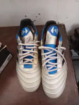 Di jual sepatu bola merk Adidas bekas tp masih keliatan bagus