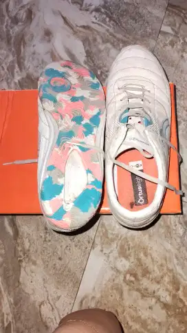 Sepatu futsal merk ortuseight no.44 bagus