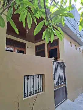 DISEWAKAN TAHUNAN RUMAH