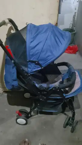 Stroller baby warna biru navy