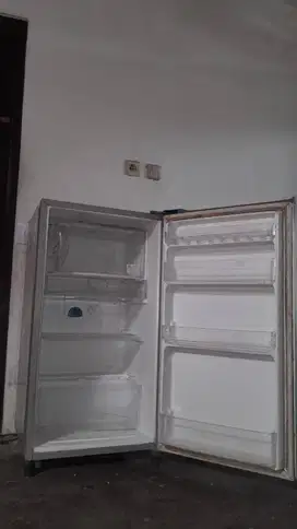 Kulkas 1 pintu merk glacio toshiba..masih dingin...
