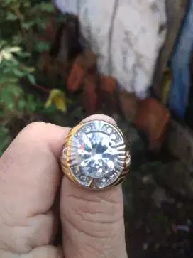Jual Cincin Berkilau Peninggalan Orang Tua