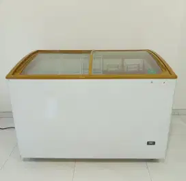 Freezer Sliding Glass Merk Haier 377 Liter garansi seperti baru