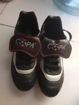 Sepatu bola anak