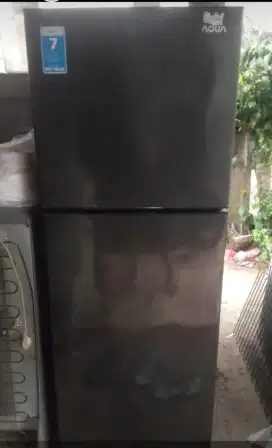 Kulkas 2pintu merek Aqua