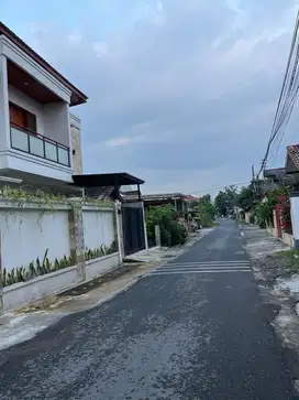 Rumah bagus bonus 2 ruko strategis di maguwoharjo kawasan berkembang