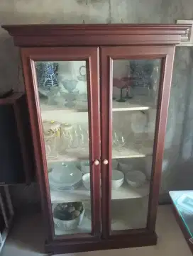 Lemari kayu piring gelas kristal