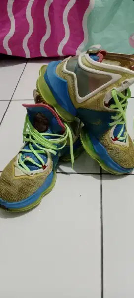 Sepatu basket nike
