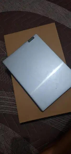 Leptop LENOVO 2020