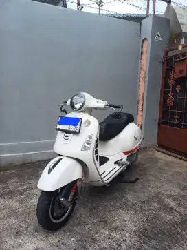 Di jual Vespa GTS 150 3VIE putih 2014