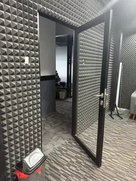 Pintu aluminium kaca tebal