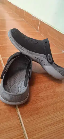 Sandal Croccs Pria Hitam/Grey