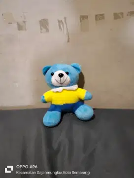 Boneka beruang biru