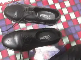 Di jual santai sepatu buat kerja kantoran merek DR.KEVIN