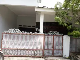 Disewakan satu rumah tingkat lingkungan aman