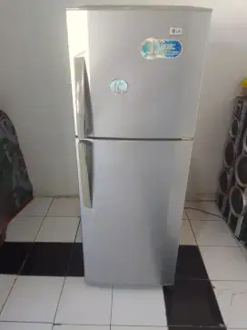 Kulkas 2 pintu merk LG di jamin siap pakai
